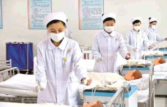 初中毕业女生学护理和学期教育哪个更好？