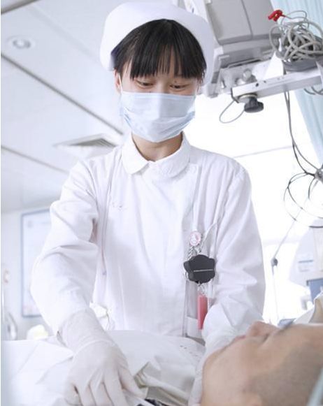 初中毕业女生学护理和学期教育哪个更好？