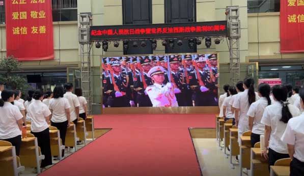 石家庄天使护士学校师生共同观看纪念中国人民抗日战争暨世界反法西斯战争胜利80周年阅兵式