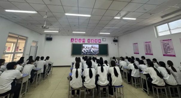 石家庄天使护士学校师生共同观看纪念中国人民抗日战争暨世界反法西斯战争胜利80周年阅兵式