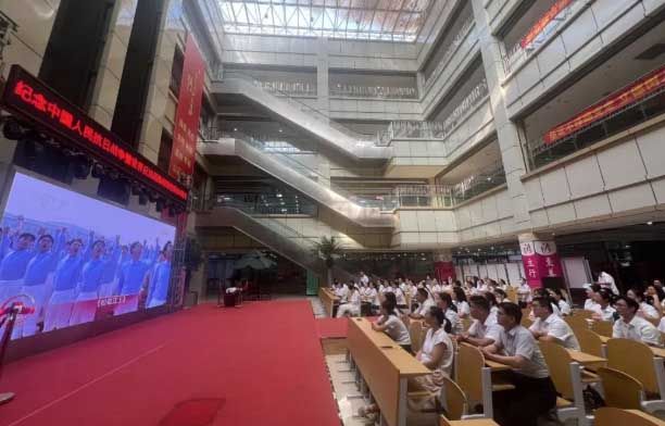 石家庄天使护士学校师生共同观看纪念中国人民抗日战争暨世界反法西斯战争胜利80周年阅兵式