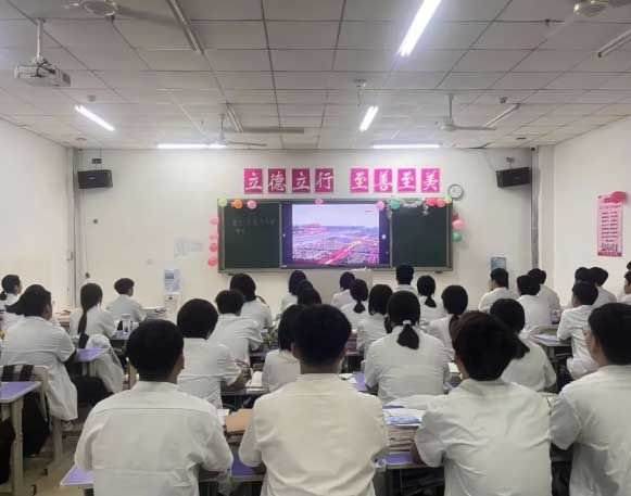 石家庄天使护士学校师生共同观看纪念中国人民抗日战争暨世界反法西斯战争胜利80周年阅兵式