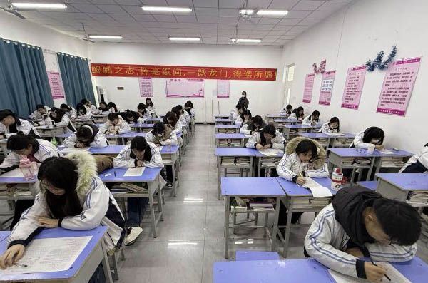 石家庄天使护士学校升学班学生定期的月考现场