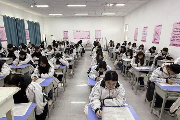 石家庄天使护士学校升学班学生定期的月考现场