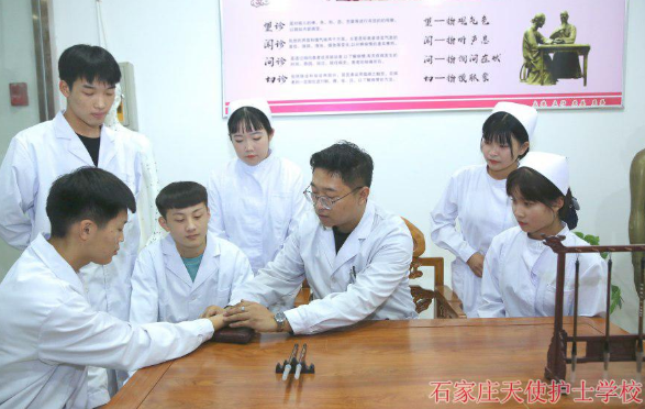 女生学中药药剂和中医哪个专业好就业？-石家庄天使护士学校